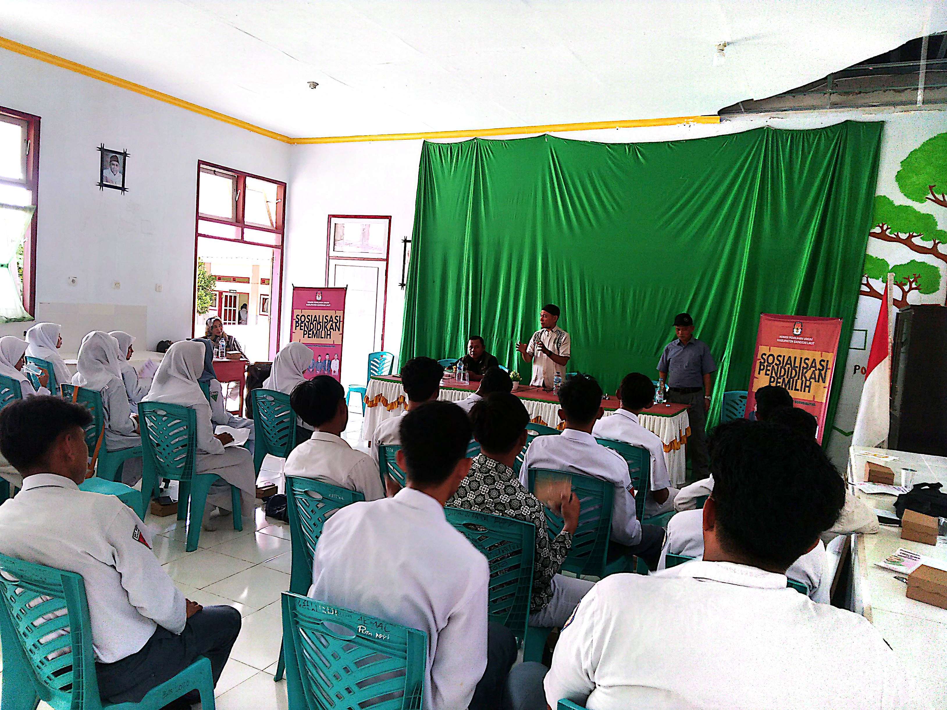 KEGIATAN SOSIALISASI PENDIDIKAN PEMILIH DI SMA NEGERI 1 BANGKURUNG